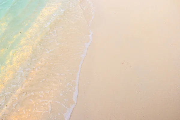 Vacker tropisk Maldiverna ö med vit sandstrand och se — Stockfoto