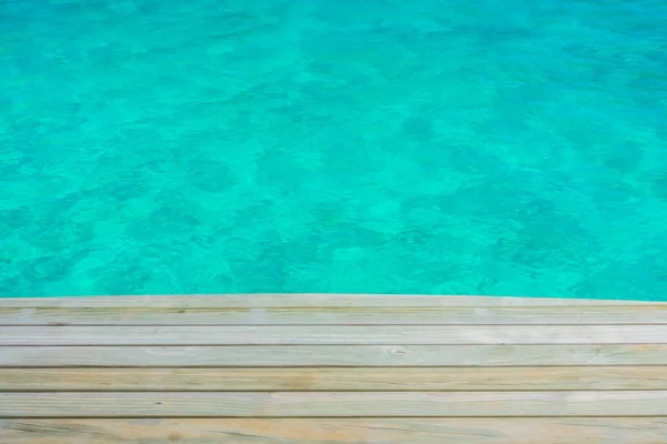 Tavole di legno nell'isola tropicale delle Maldive e bellezza del mare — Foto Stock