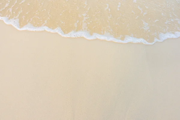 Bella isola tropicale delle Maldive con spiaggia di sabbia bianca e se — Foto Stock
