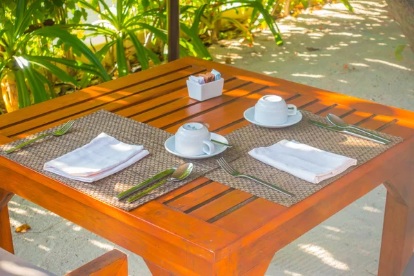 Mesas y silla en el restaurante cafetería al aire libre  . —  Fotos de Stock