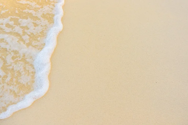 Vacker tropisk Maldiverna ö med vit sandstrand och se — Stockfoto