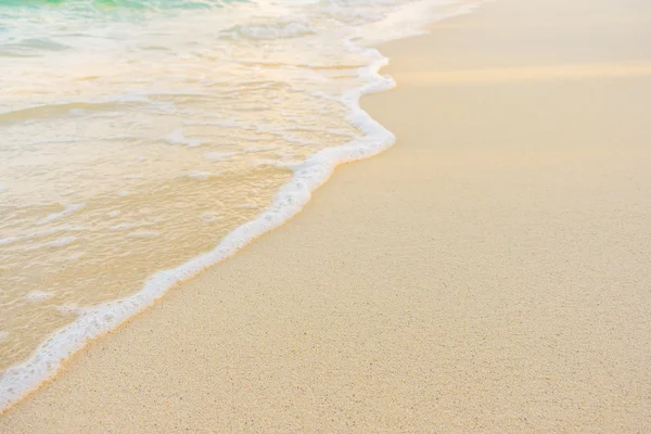 Hermosa isla tropical de Maldivas con playa de arena blanca y se — Foto de Stock