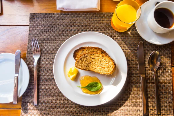 Frukost med rostat bröd och kaffe. . — Stockfoto