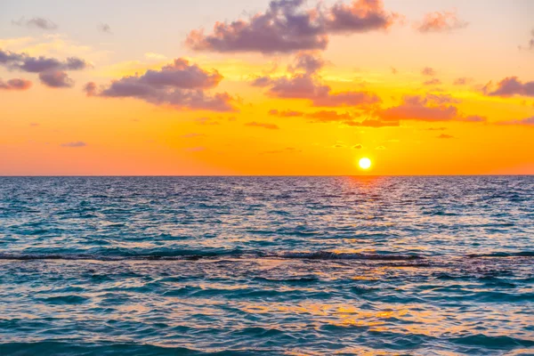 Це гарний захід сонця з небо над спокійне море в тропічних Мальдіви — стокове фото