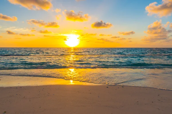 Belo pôr do sol com o céu sobre o mar calmo em Maldivas tropicais é — Fotografia de Stock