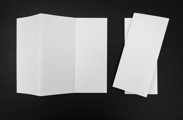 Trifold 검은 배경에 흰색 템플릿 종이 . — 스톡 사진