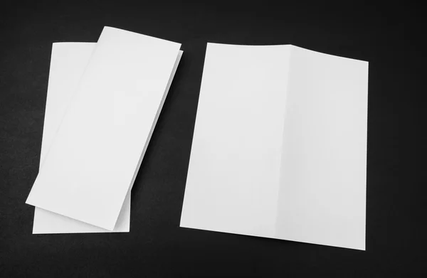 Bifold vit mall papper på svart bakgrund . — Stockfoto