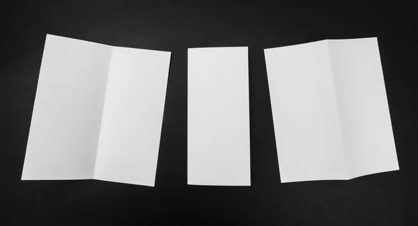 Papír bílý šablona Bifold na černém pozadí . — Stock fotografie