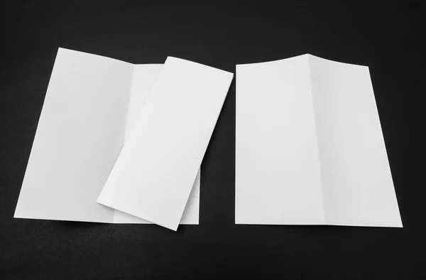 Papier modèle blanc Bifold sur fond noir  . — Photo