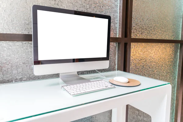 Computador na mesa no escritório, espaço de trabalho  . — Fotografia de Stock