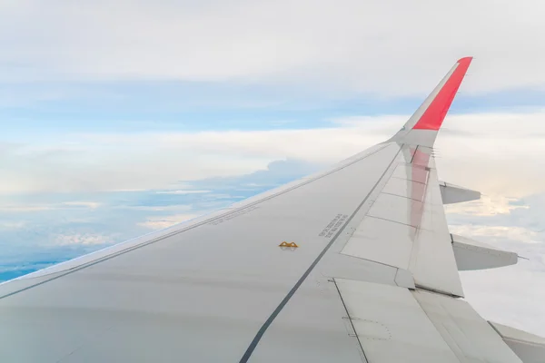 Asa de um avião voando acima das nuvens . — Fotografia de Stock