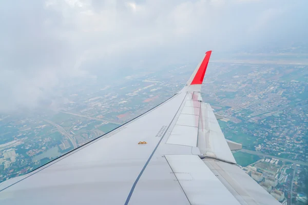 Asa de um avião voando acima das nuvens . — Fotografia de Stock