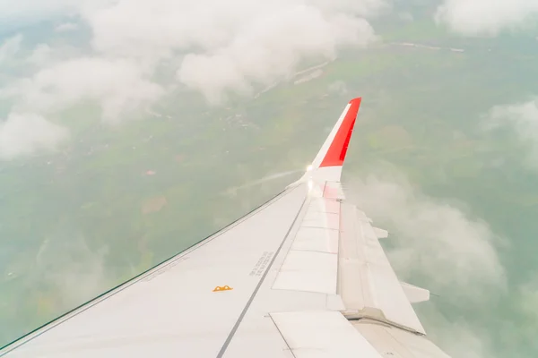 A felhők felett repülő repülőgép szárnya . — Stock Fotó