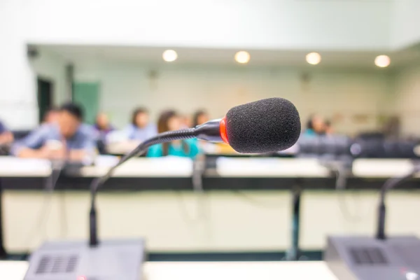 Microfone preto na sala de conferências (Imagem filtrada processada v — Fotografia de Stock