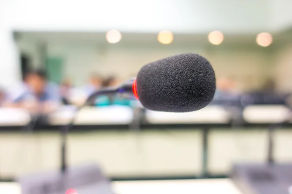 Microfone preto na sala de conferências (Imagem filtrada processada v — Fotografia de Stock