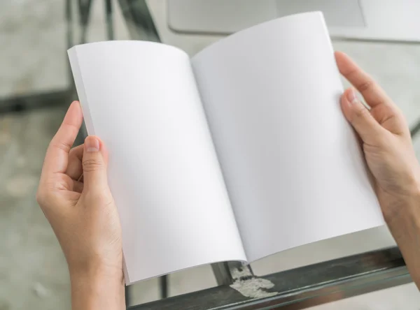 Manos libro abierto en la mesa  . — Foto de Stock