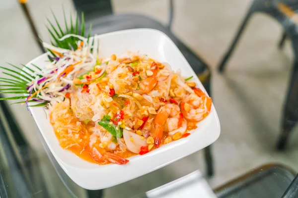 Fideos picantes con camarones y verduras  . — Foto de Stock