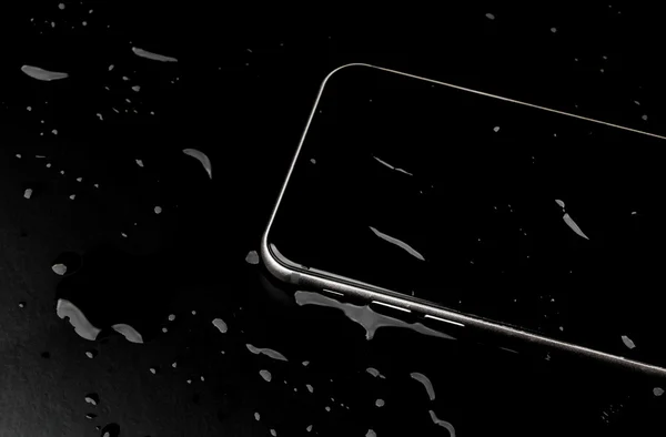 Smartphone impermeable con salpicaduras de agua en backgrou negro —  Fotos de Stock
