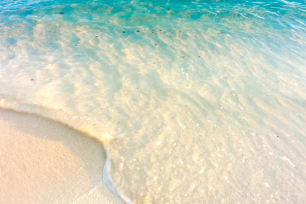 Bela praia de Maldivas e água azul . — Fotografia de Stock