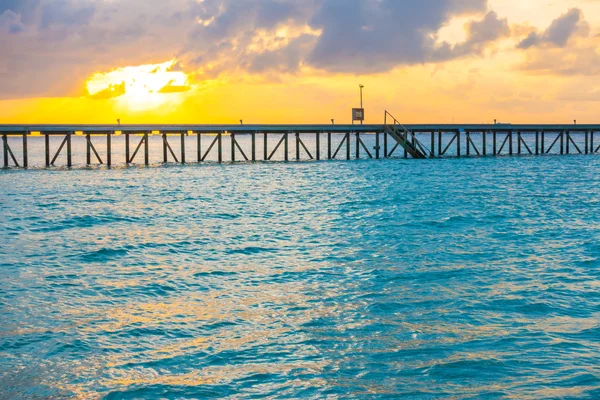 Beau lever de soleil avec villas aquatiques aux Maldives tropicales islan — Photo