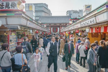 Tokyo, Japonya - 24 Kasım 2015: turist Nakamise Dori üzerinde yürümek 