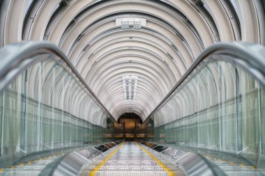 Modern binada yürüyen merdiven