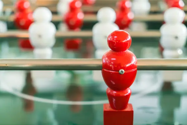 Tischkicker mit rot-weißem Spieler . — Stockfoto