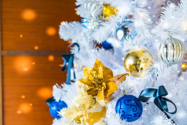 Árbol de Navidad y decoraciones — Foto de Stock