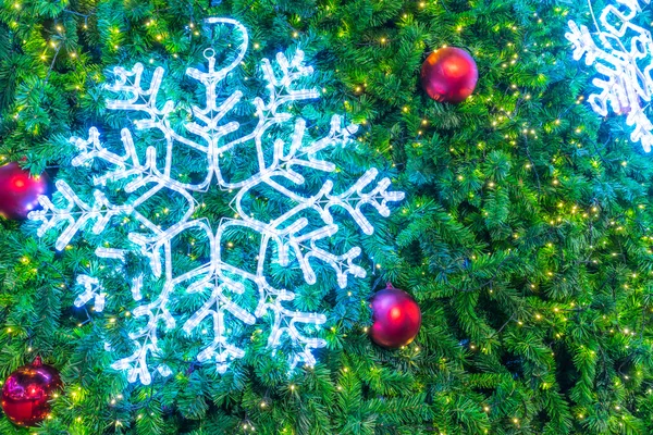 Karácsonyfa és díszek — Stock Fotó