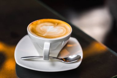 Latte Kahve sanat masada .