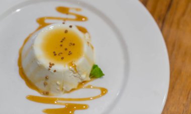 Krem karamel puding, lezzetli tatlı .