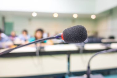 (Filtre uygulanmış görüntü işlenen v konferans salonunda siyah mikrofon