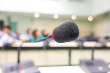 (Filtre uygulanmış görüntü işlenen v konferans salonunda siyah mikrofon