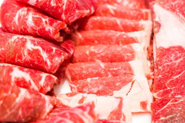 Pişmemiş çiğ et. .