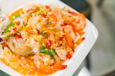 Karides ve sebze ile baharatlı erişte .