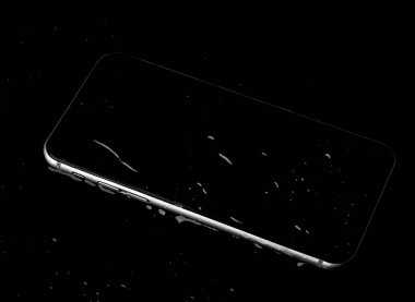 Siyah backgrou su sıçramasına ile su geçirmez akıllı telefon