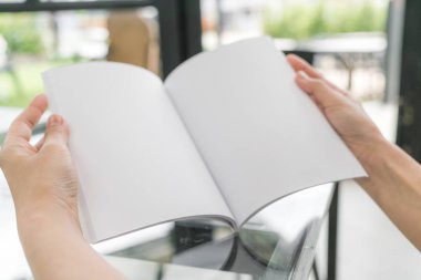 Tablo üzerinde eller açık kitap .