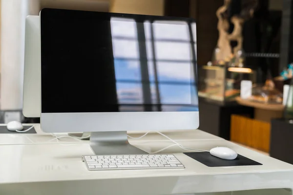 Computer på bord i kontor, Arbejdsområde  . - Stock-foto