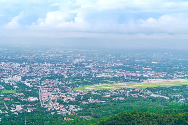 Vista aérea de uma cidade Chiang Mai, Tailândia  . — Fotografia de Stock