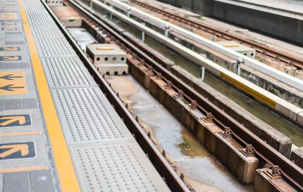 Elektrikli tren tren istasyonu .