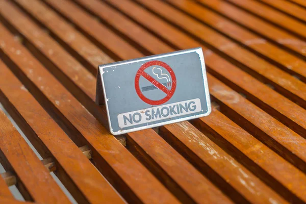 NO Segno di fumo sul tavolo in legno  . — Foto Stock