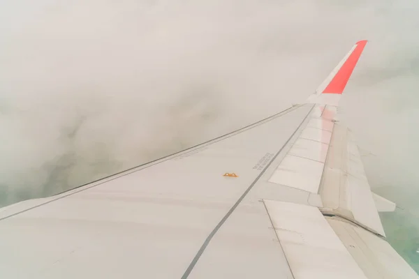 Křídlo letadla letícího nad mraky . — Stock fotografie