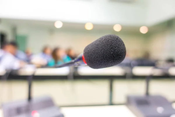 Microfone preto na sala de conferências (Imagem filtrada processada v — Fotografia de Stock