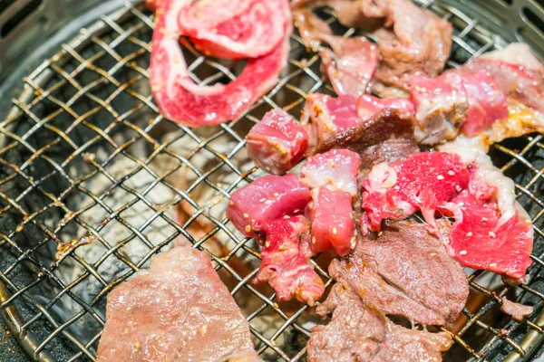 Estilo japonés Carne fresca cruda en parrilla de barbacoa caliente  . — Foto de Stock