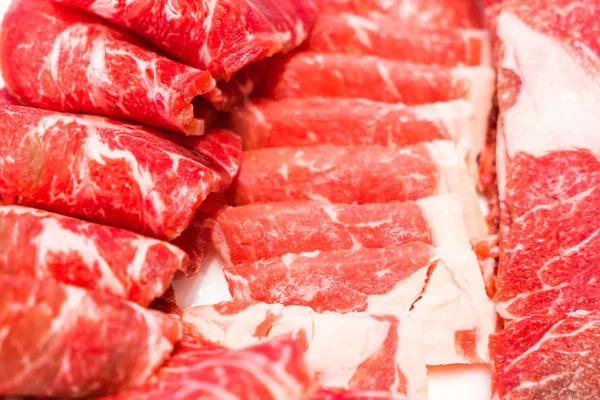 Pişmemiş çiğ et. .