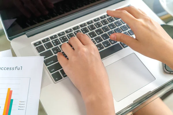 Mão de mulher de negócios com gráficos financeiros e laptop na mesa — Fotografia de Stock