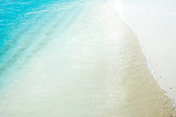 Krásné pláže a modré vody Maledivy. — Stock fotografie