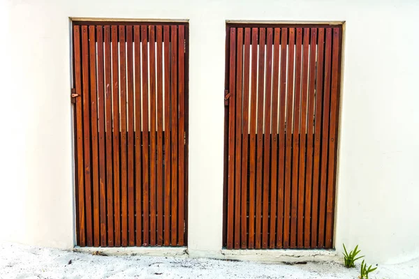 Puerta de entrada de madera de una casa . —  Fotos de Stock