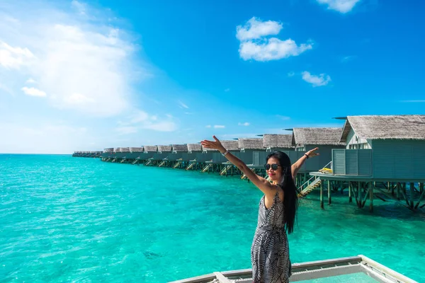 Retrato de jovem feliz na bela vila de água em Maldiv — Fotografia de Stock