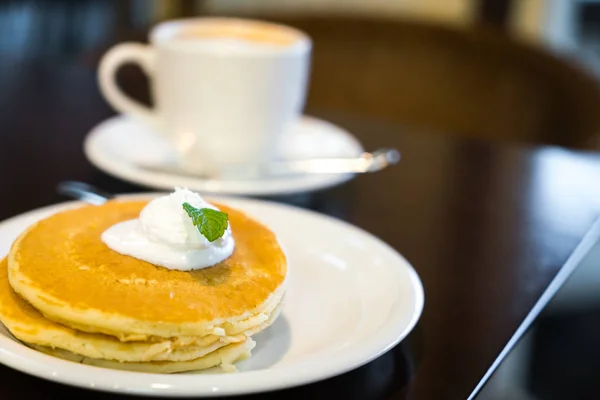 Pan cake with ice cream on table — Stock Photo, Image